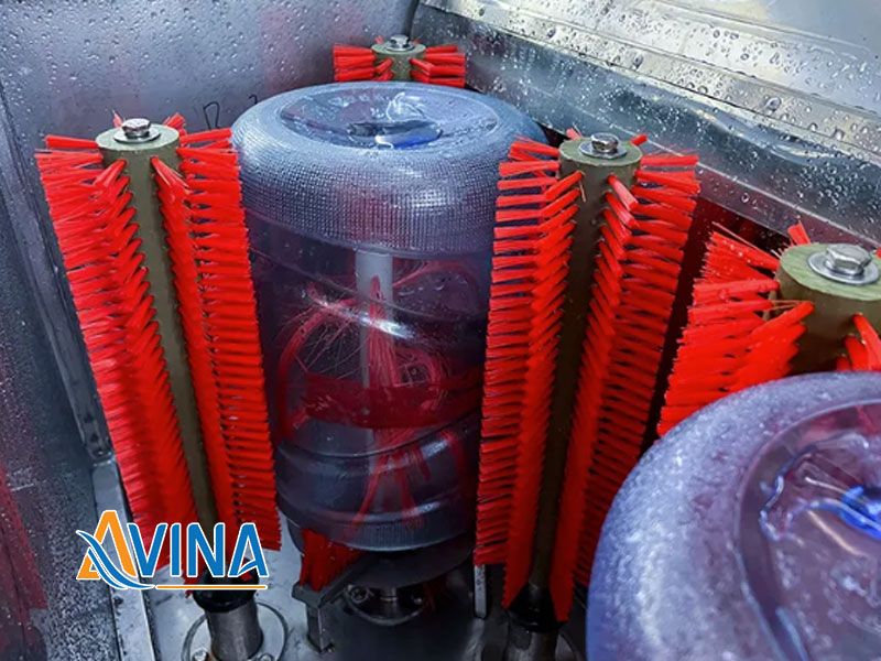 Hình ảnh dùng cây cọ rửa bình nước 20L Hình ảnh dùng cây cọ rửa bình nước 20L